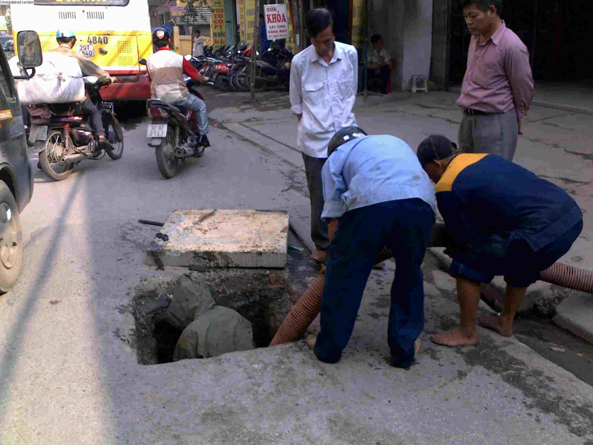 Thông tắc cống tại thị trấn Ba Tơ